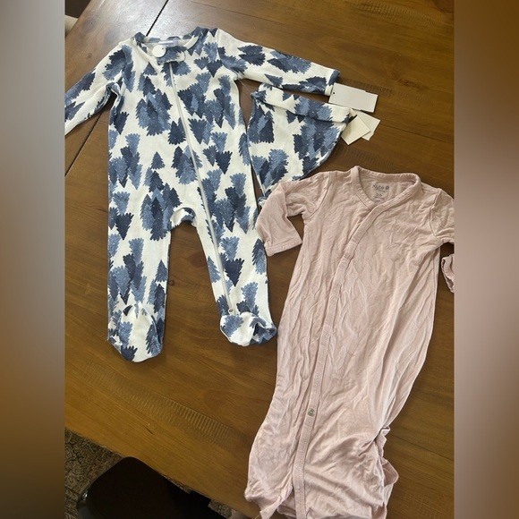 Kyte BABY Soft Pink Baby Pajamas and white and blue pajama with matching hat - Picture 1 of 8